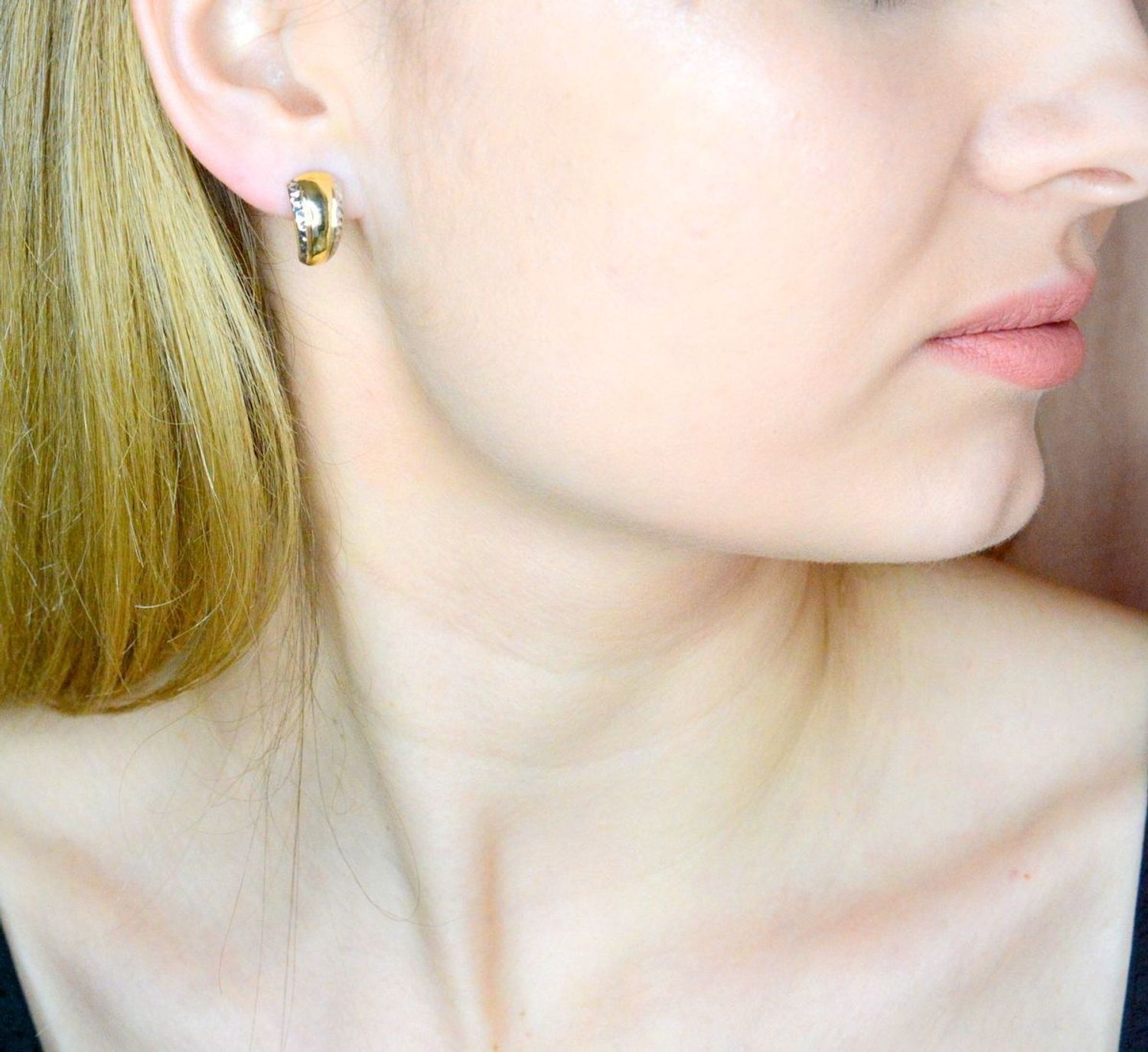 Złote kolczyki 375 angielskie z białym złotem KL 6868A 375. Złote kolczyki wykonane z najwyższej jakości żółtego złota, próba 375, waga około 1,34 gram. Kolczyki w minimalistycznym stylu, wpisujące się w obecne trendy modowe..jpg